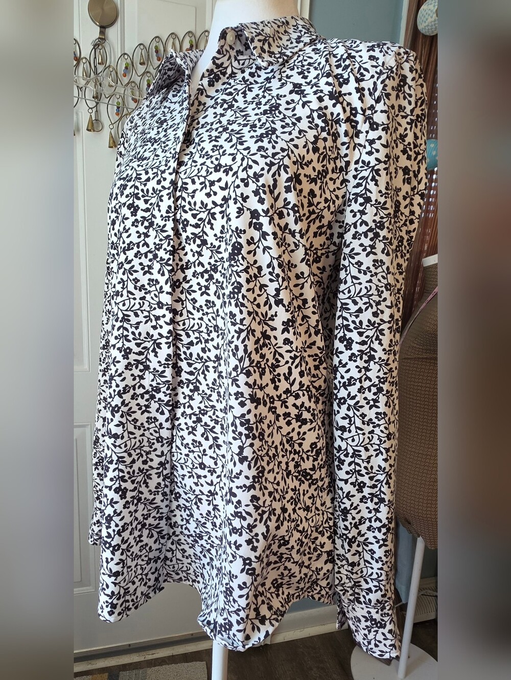 UNTUCKit Nora Button-Down Women's 10 White w/ Black Floral Leaf Print Stretchy - Picture 2 of 12